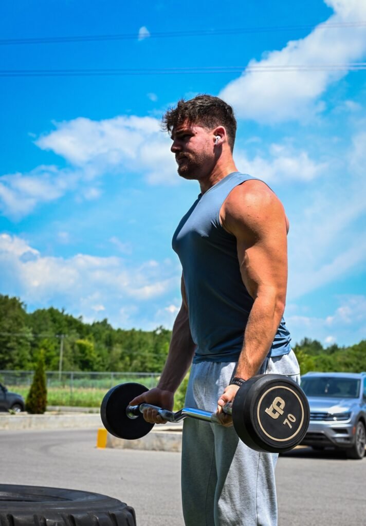 Rowing haltère en salle, athlète en débardeur