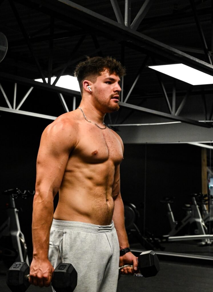 Curl haltères dans un gym moderne du Grand Montréal