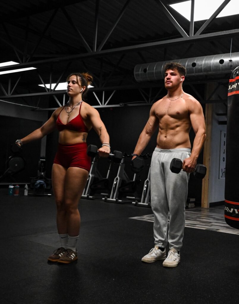 Duo d athlètes en séance photo fitness, plein pied en salle
