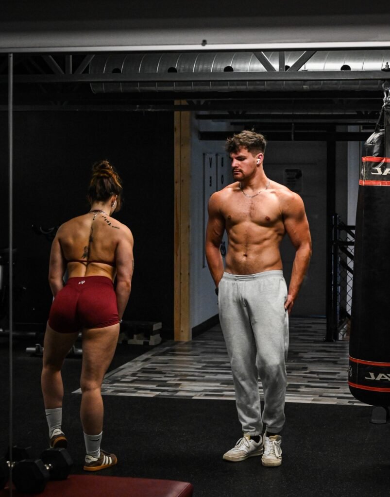 Couple d athlètes de dos dans un gym de Montréal