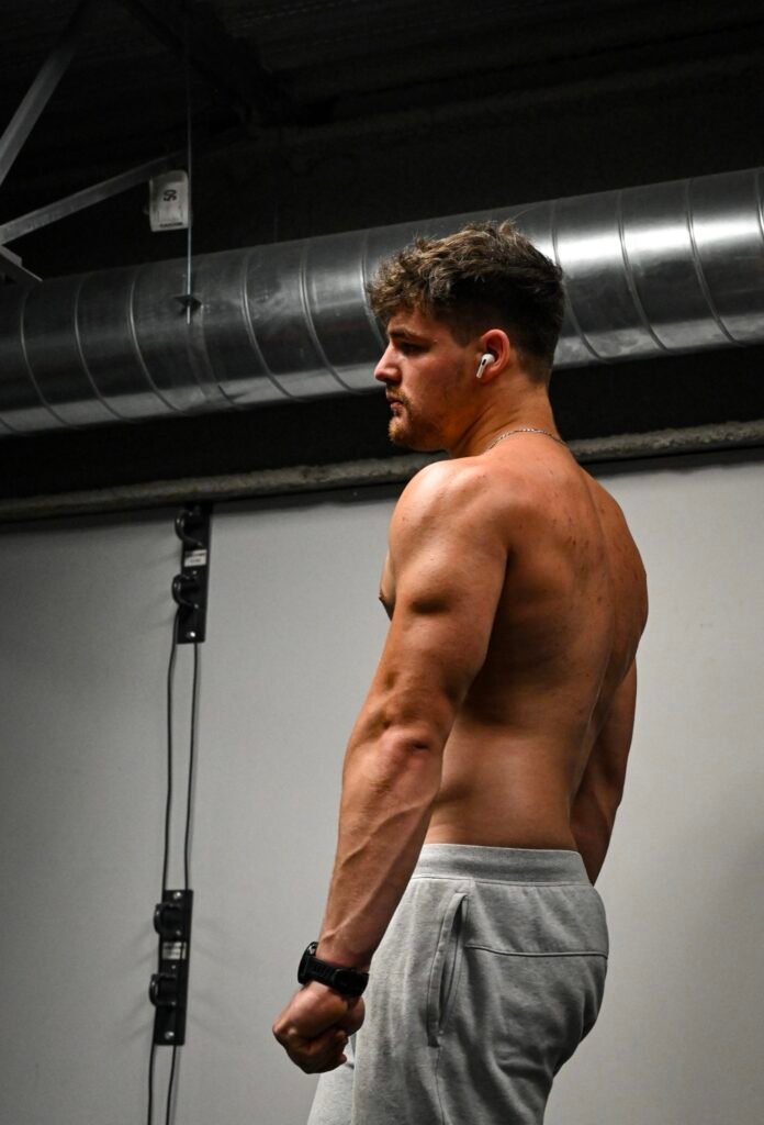 Athlète de profil, définition musculaire en lumière rasante