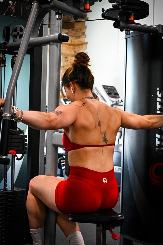 Athlète féminine au tirage dorsal, tenue rouge