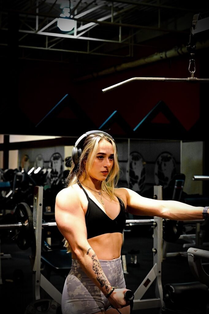 Athlète féminine tatouée en séance photo fitness